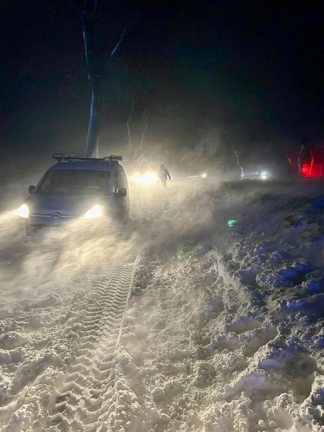 Ostróda w centrum śnieżycy. Burmistrz nocą ratował ludzi. Kierowcy nocowali w urzędzie