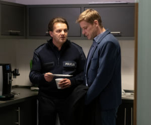 Na Wspólnej odc. 3084. Robert Tadeusiak (Dariusz Wnuk), komendant (Jacek Wojciechowski)