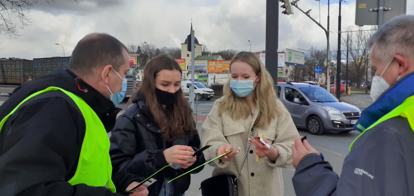 Kobiety dostawały róże zamiast mandatów