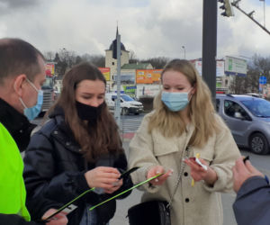 Kobiety dostawały róże zamiast mandatów