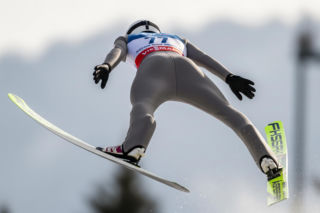 PŚ w skokach: Polacy walczą w konkursie duetów. Czy Kamil Stoch i Kacper Tomasiak utrzymają pozycję?