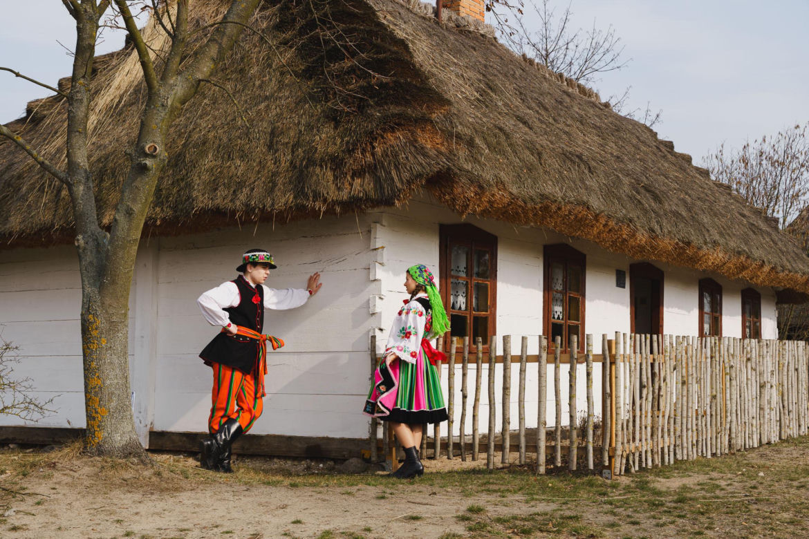 Niezwykła wieś w Łódzkiem. Znajdziesz tam drewniane chaty pokryte strzechą i pierwszy na świecie most