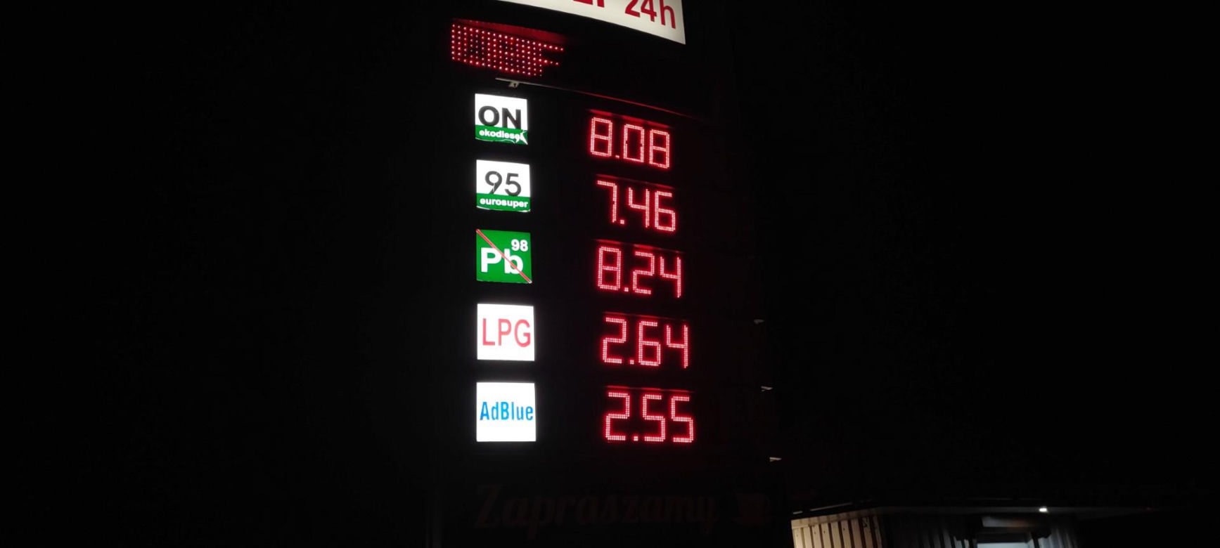 Kolejki na stacjach i brak paliwa. Tak wyglądała ostatnia noc z „CPN”. Po północy ceny poszły w górę