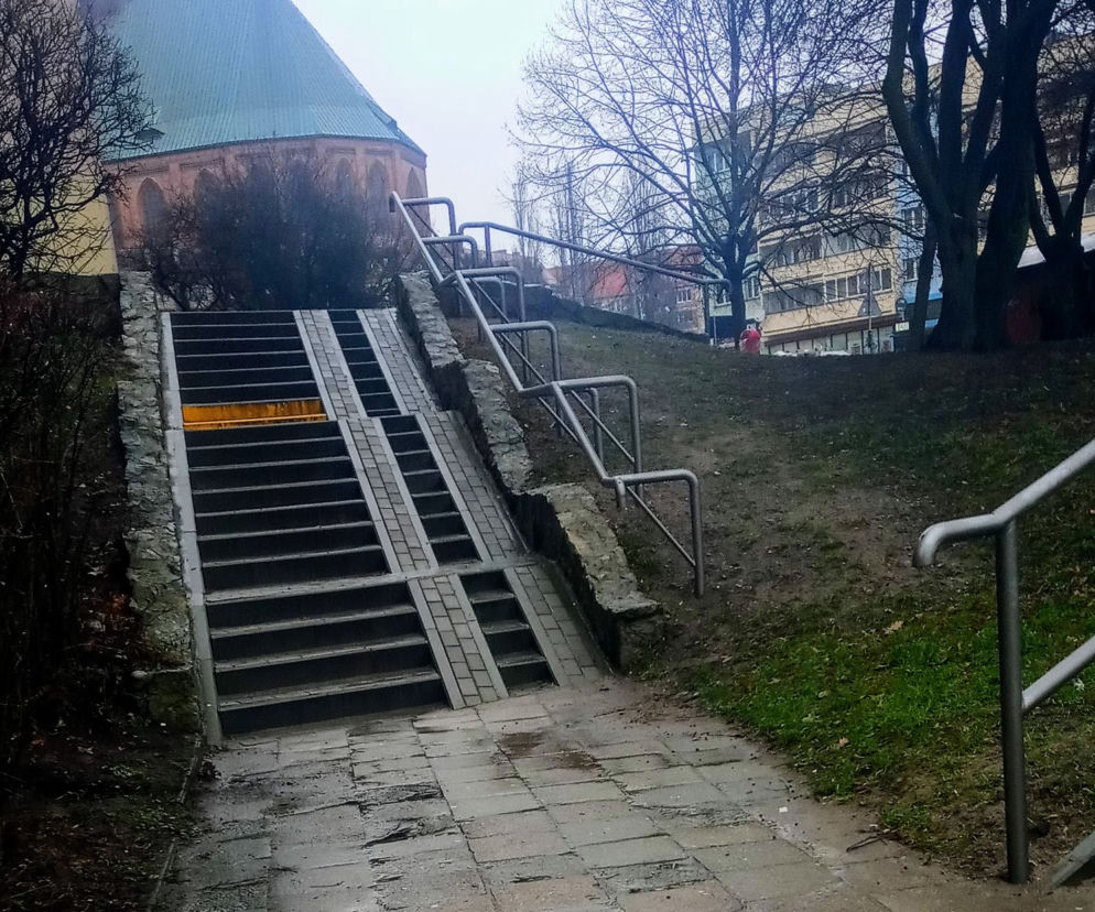 Były schody grozy, jest poręcz absurdu. Szczeciński radny reaguje