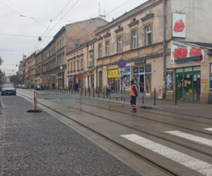 Kuriozum w centrum Krakowa. Tramwaje przepuszcza dróżnik
