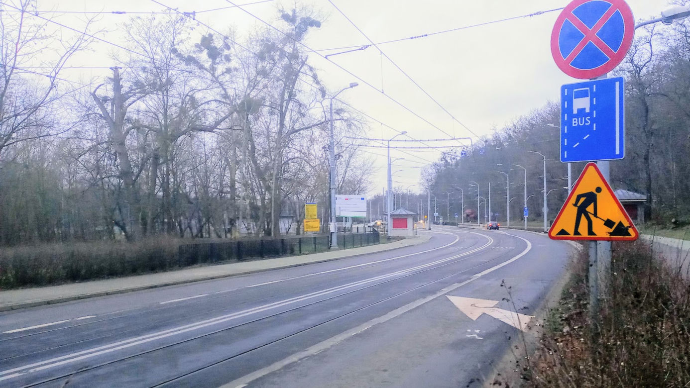 Oznakowanie na ulicy Arkońskiej wprowadza w błąd kierowców