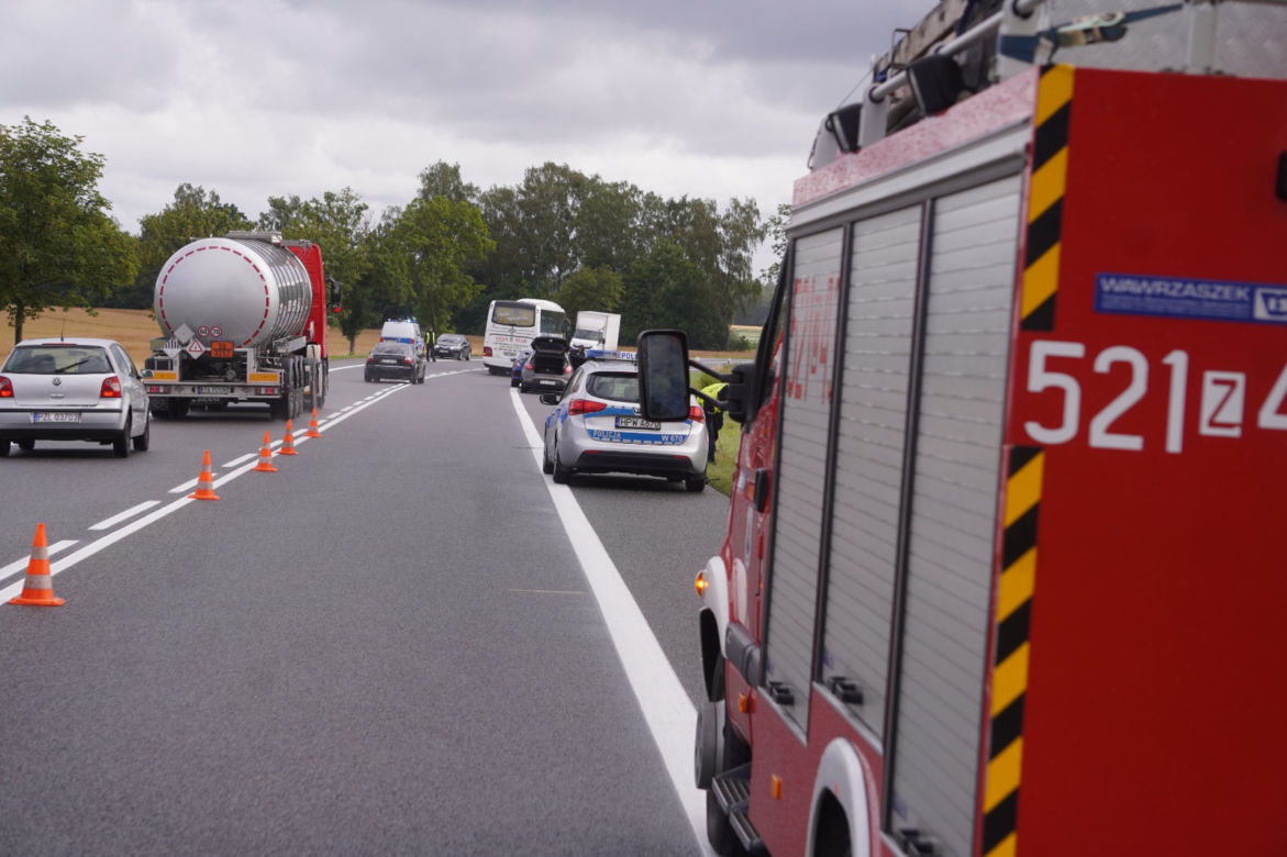 Tragiczny wypadek pod Sławnem. Citroen roztrzaskał się na drzewie