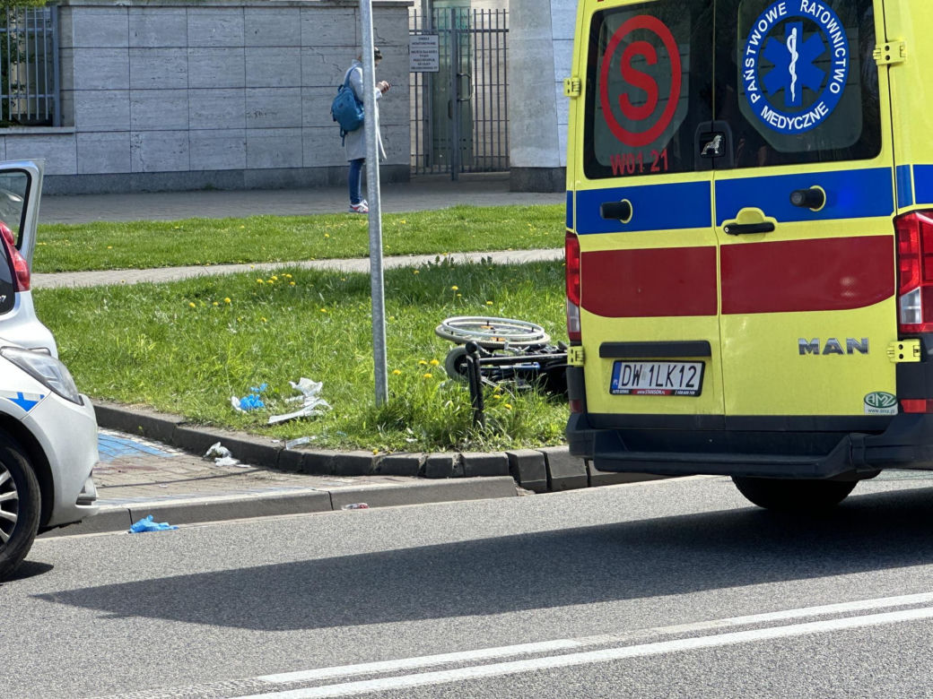Emeryt z nożem w klatce piersiowej. Dramatyczna akcja ratunkowa na Ochocie. „Wyciągnęli go z auta”