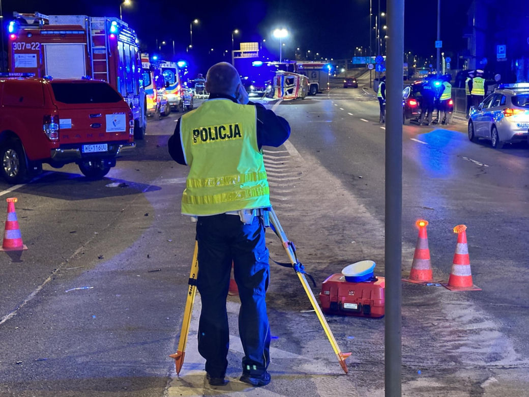 Potworny wypadek w Warszawie. Zderzenie karetki z autem osobowym. Są ranni