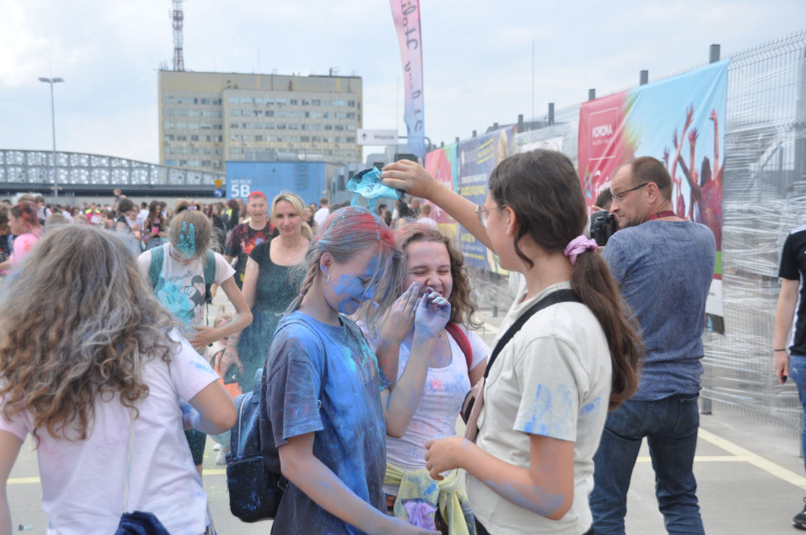 Festiwal kolorów w Kielcach. Szalona zabawa na dachu Galerii Korona