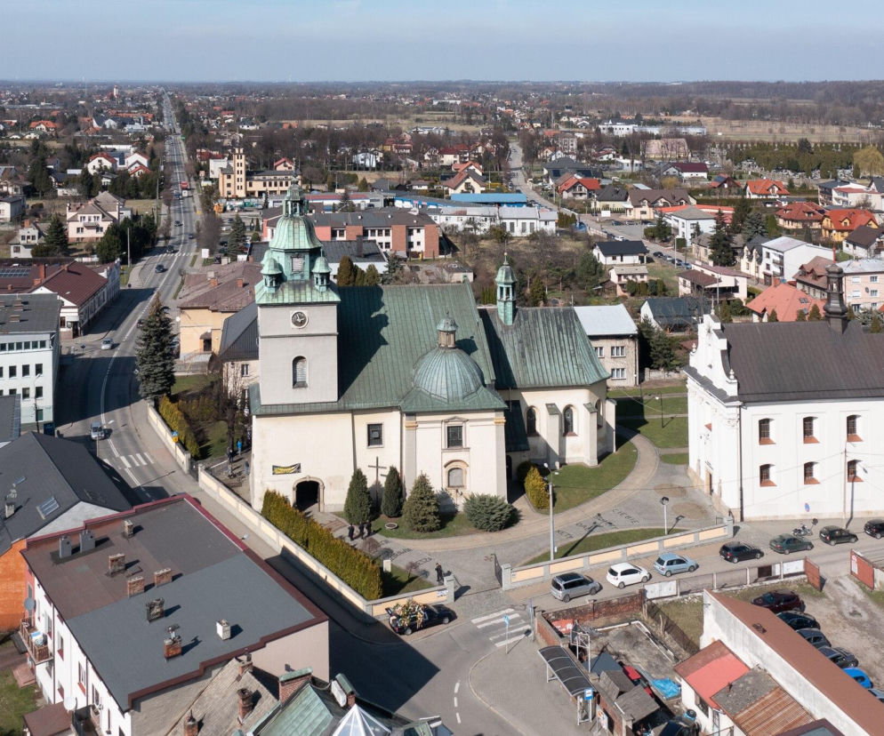 Panorama Kęt z lotu ptaka z widokiem na kościół św. Małgorzaty i Katarzyny. O historii miasta przeczytasz na Eska Kraków.