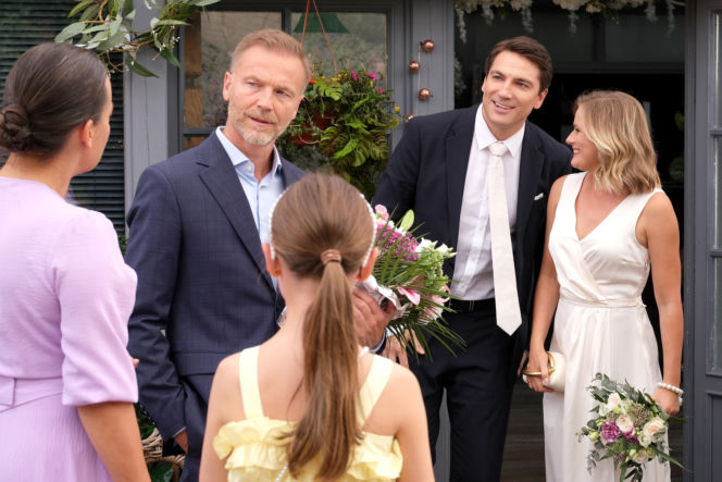 M jak miłość odc. 1903. Dima (Pszeniczny Michaił), Julia (Marta Chodorowska), Nadia (Mira Fareniuk), Magda (Anna Mucha), Andrzej Budzyński (Krystian Wieczorek)