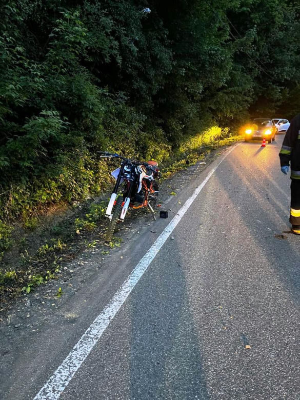 Młody motocyklista rozbił się przy Jeziorze Rożnowskim. Nie opanował swojej maszyny
