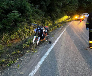 Młody motocyklista rozbił się przy Jeziorze Rożnowskim. Nie opanował swojej maszyny