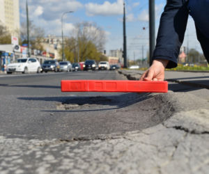 Wstyd! Takie dziurawe ulice w centrum Warszawy