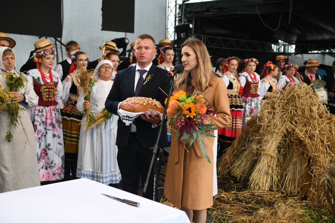 Pogoda się nie udała, ale za to dożynki tak. W Radawcu wystąpił zespół Wilki [GALERIA]
