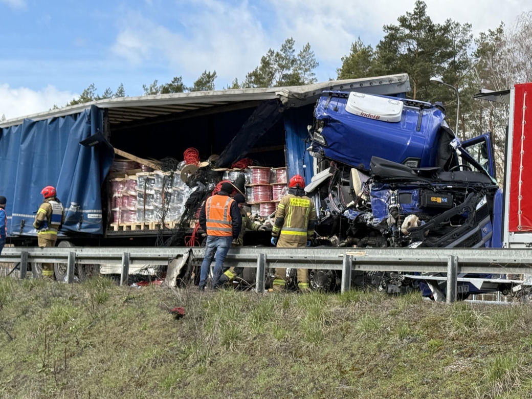Śmiertelny wypadek na S8! Jedna osoba nie żyje po zderzeniu trzech 