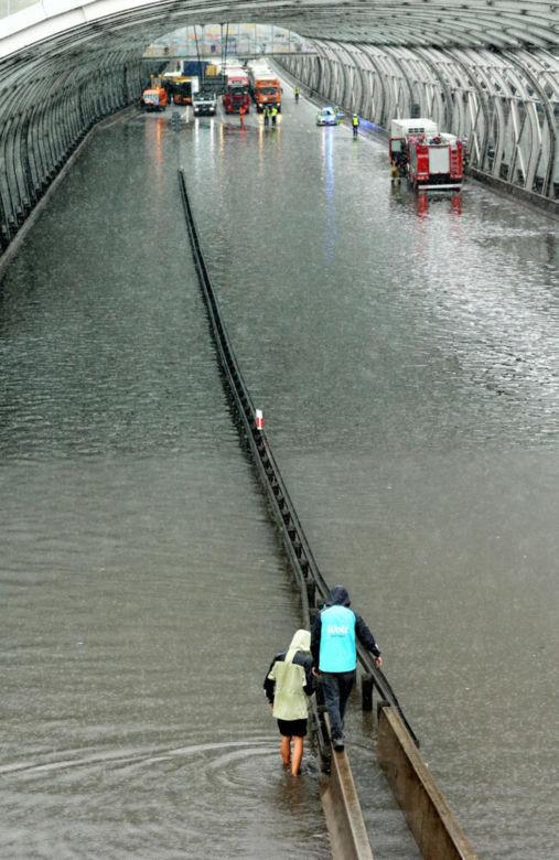 Trasa S8 całkowicie zalana. Warszawa sparaliżowana po ulewie