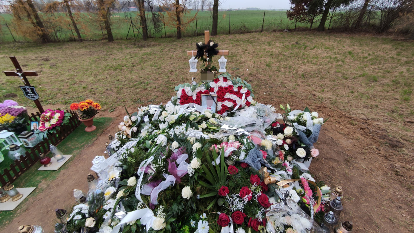 Grób Damiana utonął w kwiatach. Jego ukochana tonie we łzach