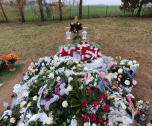 Grób Damiana utonął w kwiatach. Jego ukochana tonie we łzach