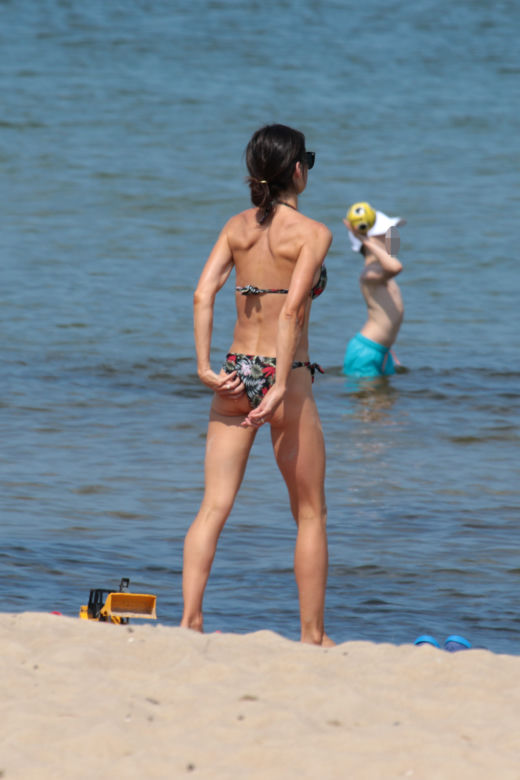 Marta Kaczyńska na plaży karmi dziecko piersią