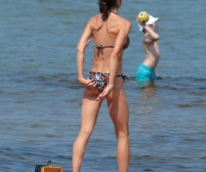 Marta Kaczyńska na plaży karmi dziecko piersią