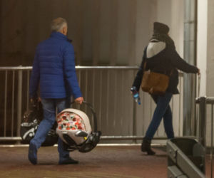 Karol Strasburger odebrał żonę i corkę ze szpitala 