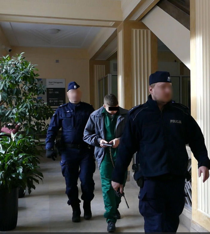 Przez godzinę katował własnego ojca. Złamał na nim siekierę, potem bił do nieprzytomności