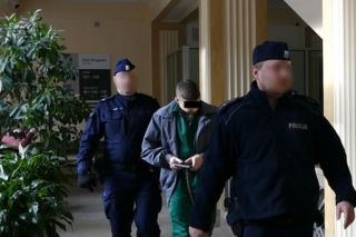 Przez godzinę katował własnego ojca. Złamał na nim siekierę, potem bił do nieprzytomności