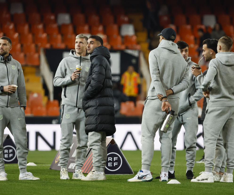 Piłkarze Barcelony w dresach stoją na murawie stadionu. O odwołaniu meczów Pucharu Króla przeczytasz na SE Supersport.