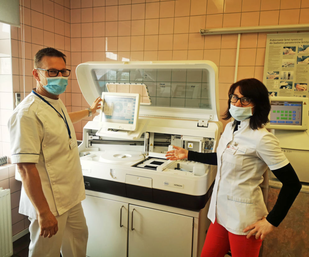 Pracownicy laboratorium (od lewej: zastępca kierownika Arkadiusz Poprawa i kierownik Lilla Rejek) czekają na pacjentów