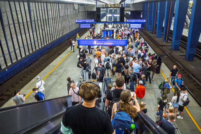Najpierw utrudnienia w metrze, potem na Dworcu Centralnym. Pociągi opóźnione. Dramatyczny wypadek
