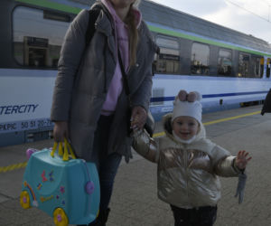Trzaskowski na na dworcu z uchodźcami z Ukrainy