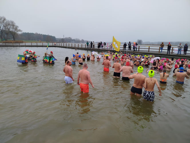 Mazowieckie Morsy otworzyły sezon morsowania 2025/2026 nad zalewem w Siedlcach