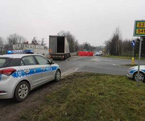 Śmiertelny wypadek na drodze krajowej. Poważne utrudnienia po zderzeniu osobówki z ciężarówką