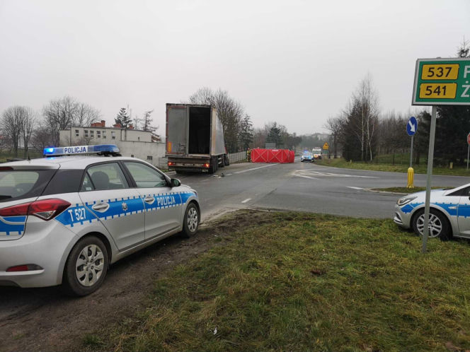 Śmiertelny wypadek na drodze krajowej. Poważne utrudnienia po zderzeniu osobówki z ciężarówką
