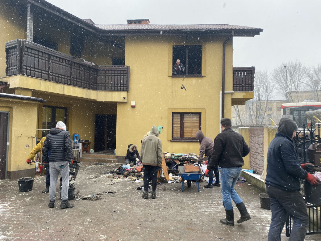 W ogniu stracili wszystko. "Wyniosłem córkę na rękach do żony na balkon, sam wyskoczyłem przez okno"