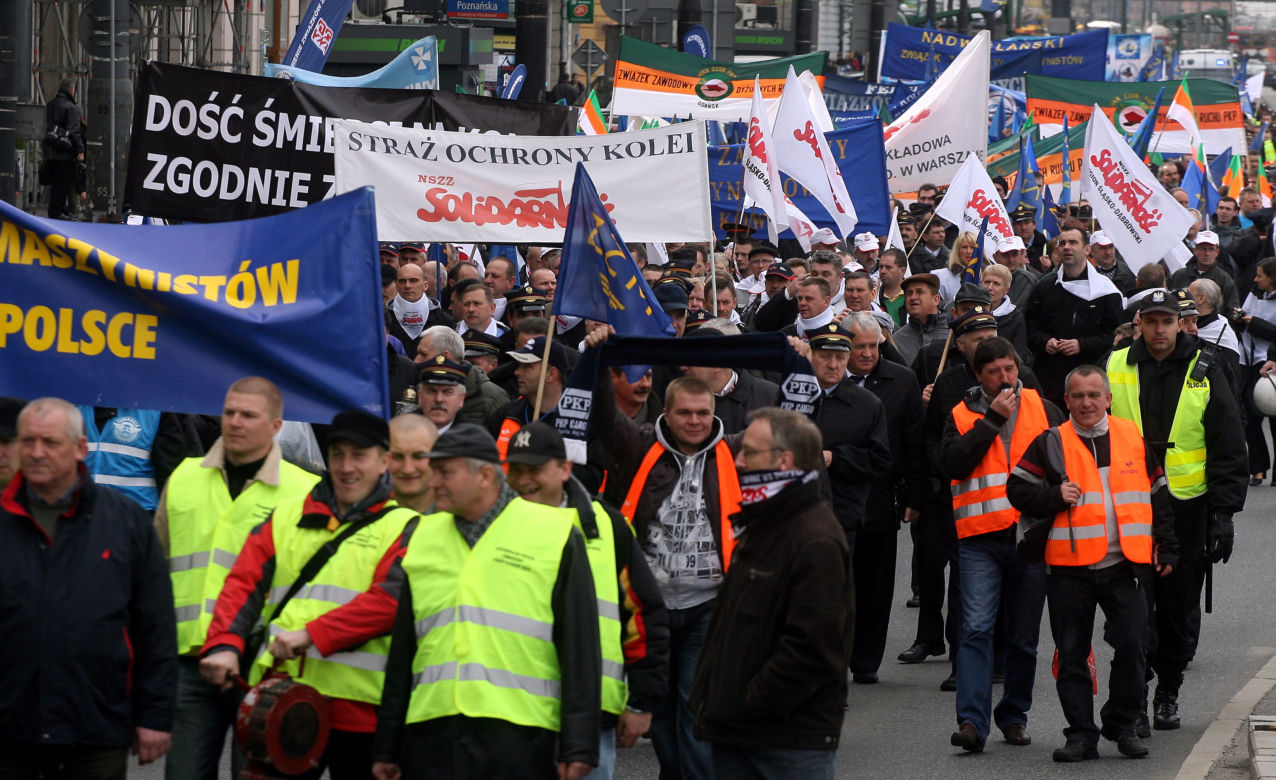WARSZAWA: Protest KOLEJARZY przed Kancelarią Premiera - ZDJĘCIA