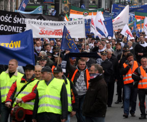 WARSZAWA: Protest KOLEJARZY przed Kancelarią Premiera - ZDJĘCIA