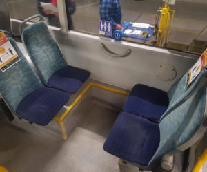 Tutaj nie usiądziesz. W autobusach pojawiły się specjalne oznaczenia miejsc