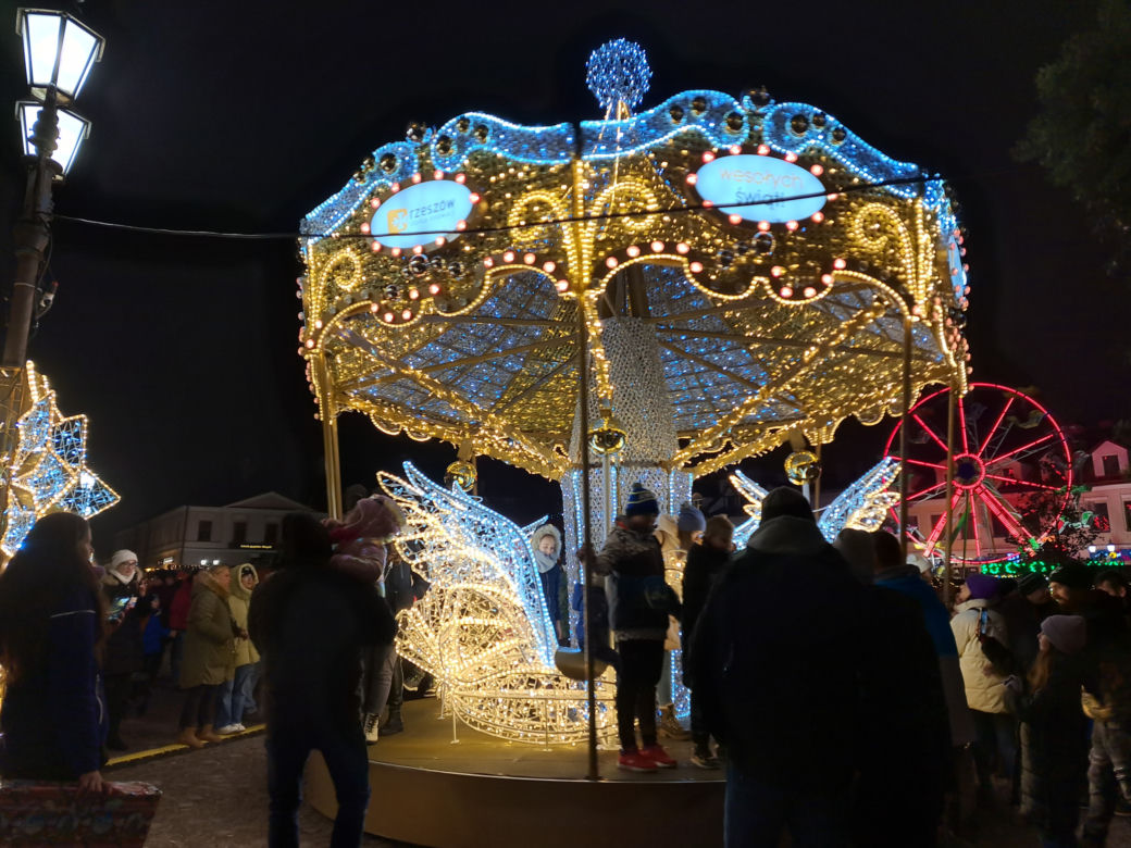 Świąteczne Miasteczko w Rzeszowie. Rynek rozbłysnął milionem światełek!