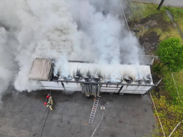 Gigantyczny pożar w Wielkopolsce! Płonie magazyn energii, ewakuowano 65 osób