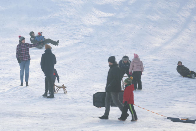 To najlepsza zimowa, darmowa atrakcja w Katowicach. Tłumy na torze saneczkowym