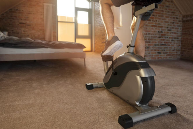 Jak walczyć z siedzącym trybem życia? 5 prostych ćwiczeń na rowerze stacjonarnym, które wykonasz w przerwie od pracy