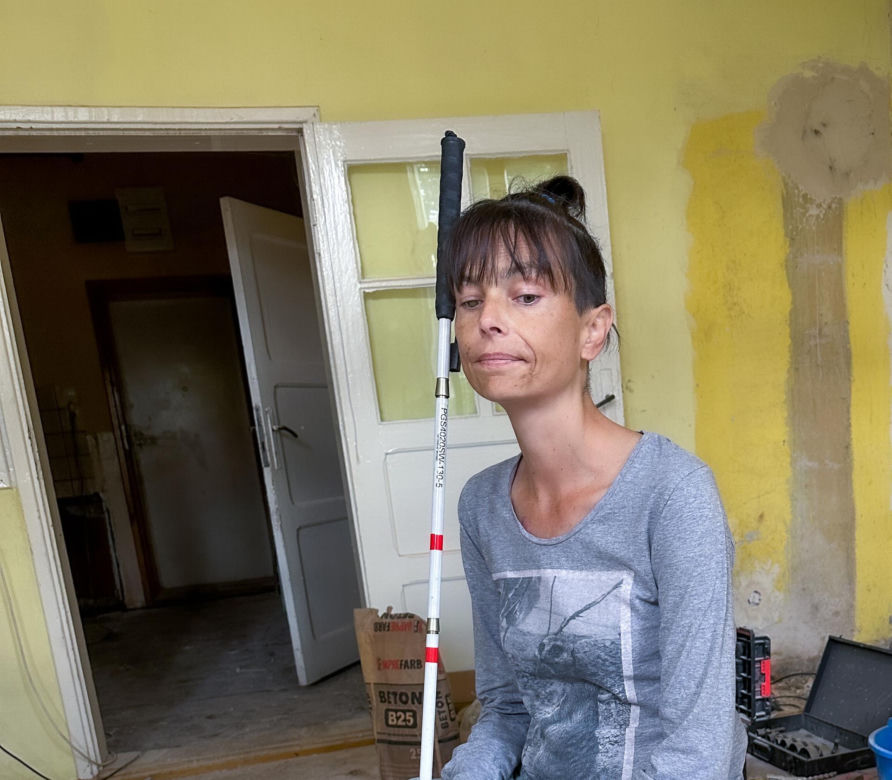 Pani Maria mieszka posród gruzu. Ciężko chora kobieta potrzebuje pomocy