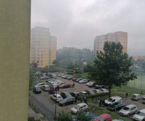 Bełchatów. Pożar w bloku! Płomienie buchały z okna. W domu była rodzina z dziećmi 