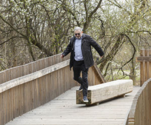 Karol Karski w lesie