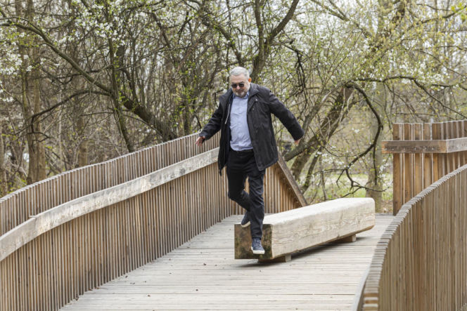 Karol Karski w lesie