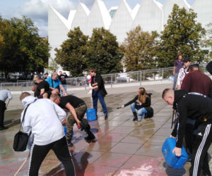 Przeciwnicy Marszu Równości zmyli napisy i tęczową flagę na pl. Solidarności! [ZDJĘCIA]
