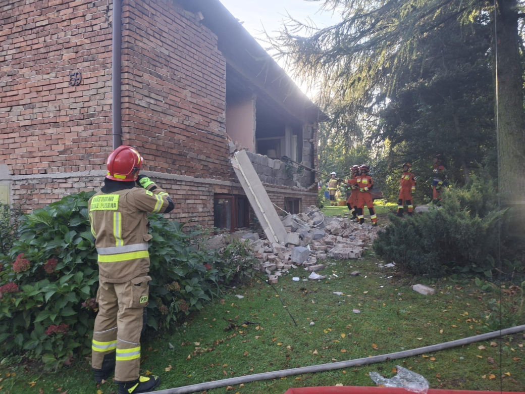 Wybuch gazu w domu w Porębie Radlnej. Ucierpiała ok. 50-letnia kobieta